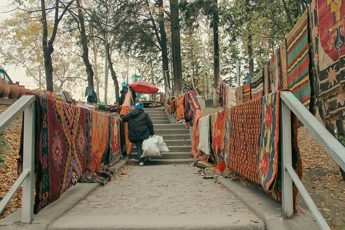 Mercado de Dry Bridge en Tiflis, Georgia